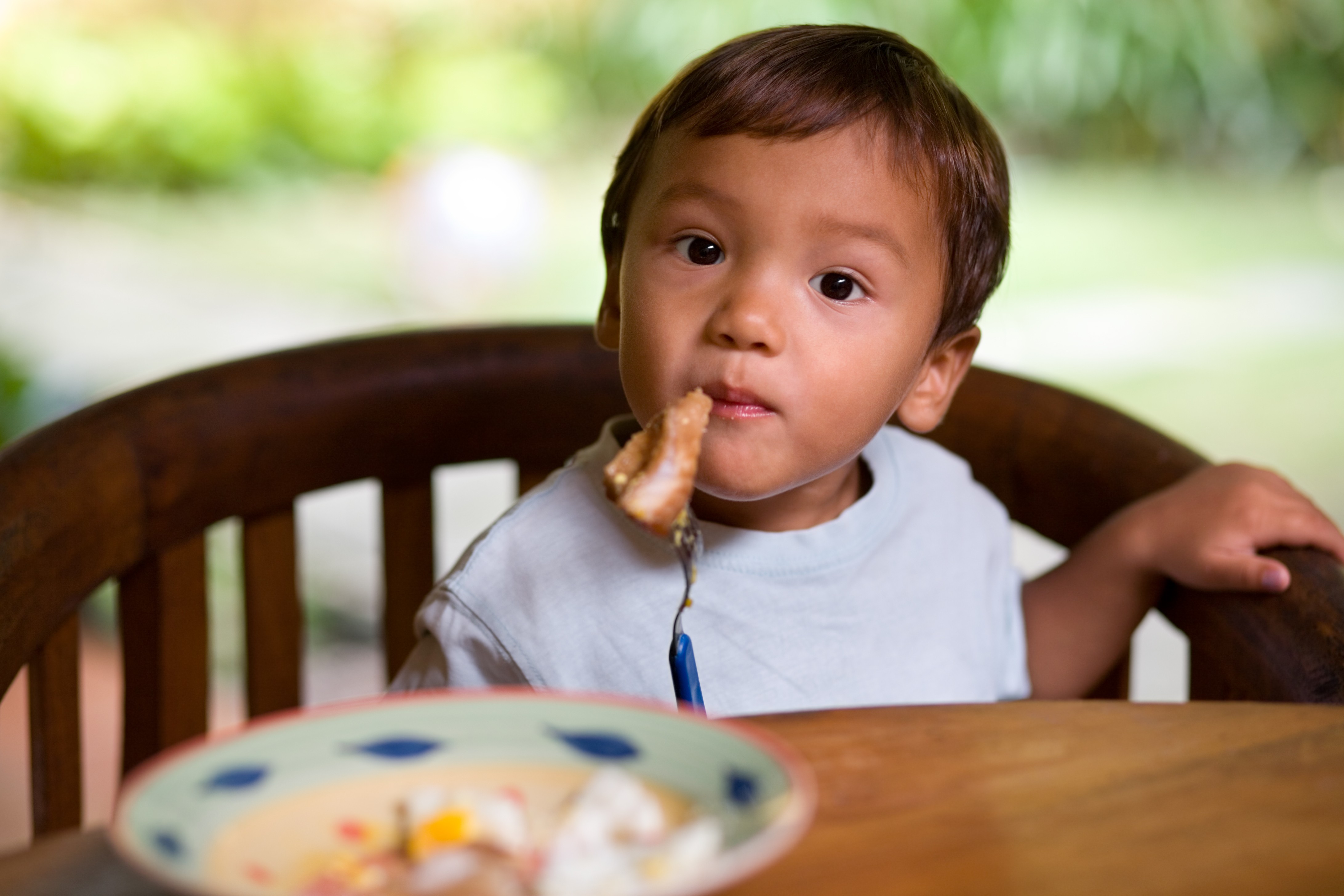 Criança comendo peixe (Foto: Getty Images)