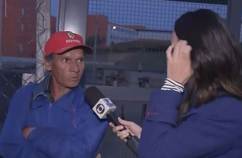Cláudio, o primeiro da fila, chegou às 20h do domingo no local de seleção para as 500 vagas em Bauru (Foto: TV Globo / Reprodução )