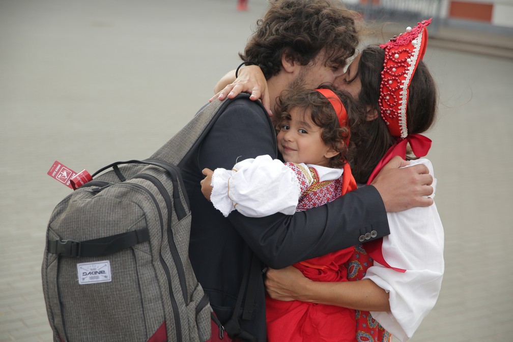 Gabriela, João e Olívia se reencontraram em Nizhny Novgorod, na Rússia, depois de mais de um mês sem se verem. — Foto: Evgeniy Stukachev/Natalia Bogdanova 