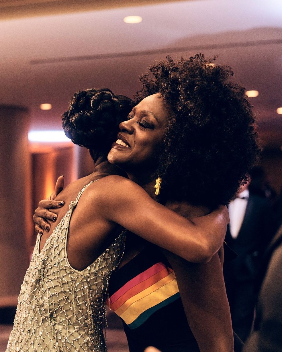 Viola Davis e Danielle Deadwyler se abra&ccedil;am na cerim&ocirc;nia do Oscar de 2022 &mdash; Foto: Instagram: The Academy 