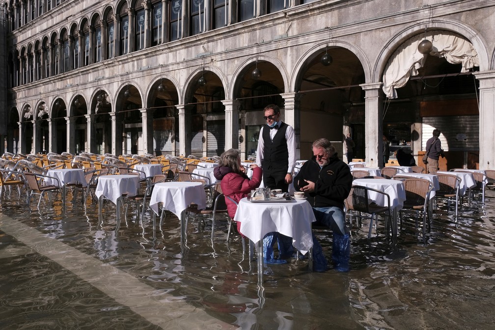 Bares continuam abertos em meio a enchente em Veneza em 5 de novembro de 2021 — Foto: Manuel Silvestri/Reuters
