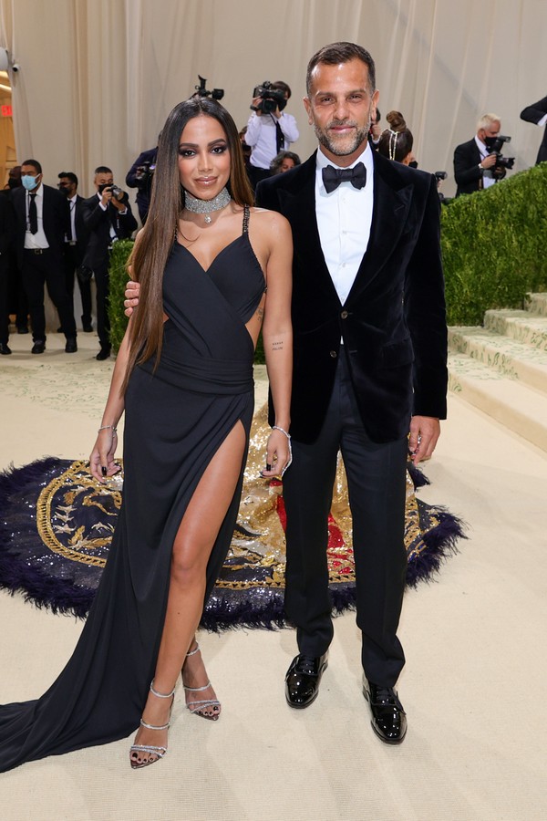 NEW YORK, NEW YORK - SEPTEMBER 13: Anitta and designer Alexandre Birman attend The 2021 Met Gala Celebrating In America: A Lexicon Of Fashion at Metropolitan Museum of Art on September 13, 2021 in New York City. (Photo by Theo Wargo/Getty Images) (Foto: Getty Images)