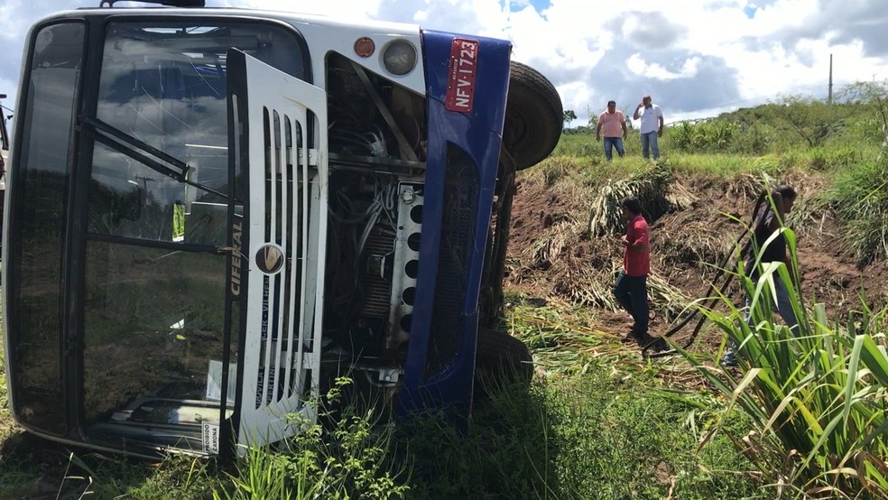 Ônibus escolar que tombou carregava mais de 50 alunos.  — Foto: Ricardo Araújo/Rede Amazônica