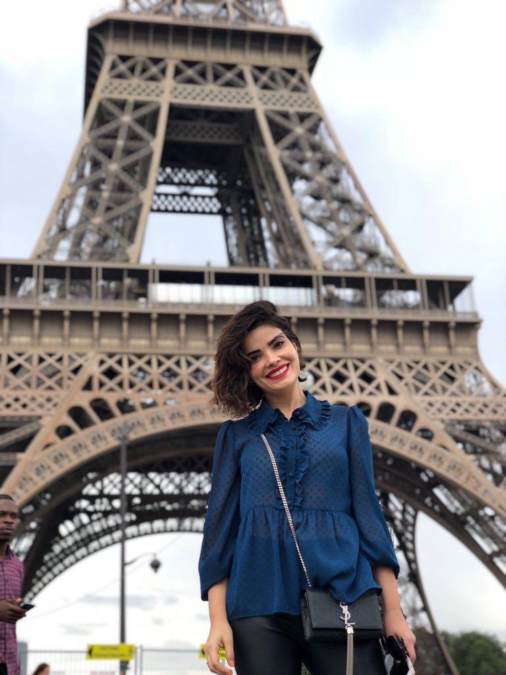 Musa inspiradora! Vanessa Giácomo aposta na combinação azul-escuro e preto para tarde de férias em Paris — Foto: Arquivo Pessoal