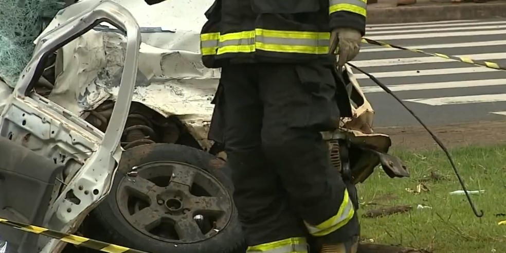 Acidente na Avenida Raposo Tavares, em Piracicaba, matou José Francisco Ribeiro, de 57 anos, e a esposa, Silvana Aparecida Nunes Ribeiro, de 50 — Foto: Ronaldo Oliveira/ EPTV