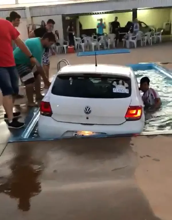 Jovem Explica Selfie Com Carro Que Caiu Em Piscina Durante Churrasco Se Nao Registrasse Ninguem Acreditaria Bauru E Marilia G1