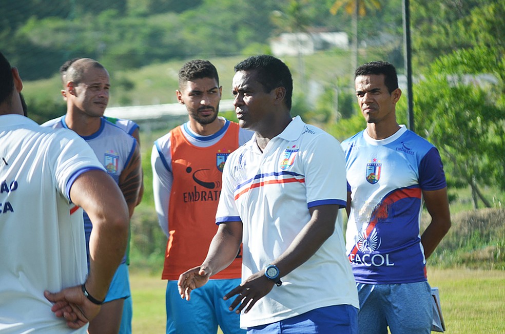 Fernando Alcântara chegou ao Vitória-PE no fim de dezembro do ano passado para comandar a equipe nesta temporada — Foto: Divulgação / Vitória-PE