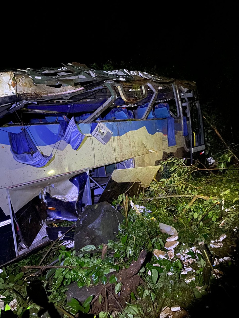 Ônibus cai em ribanceira e deixa mortos e feridos, em Sapopema — Foto: Mônica Dau/RPC