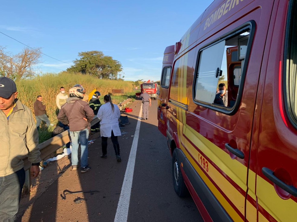Bombeiros também participaram do resgate das vítimas em Jaú  — Foto: Diego Santos / Rádio Clube Bariri 