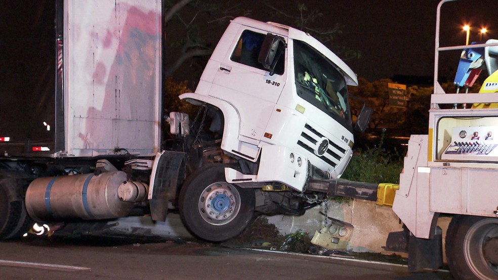 Caminhão esmagou veículo e quebrou muro na Marginal Tietê na noite desta quarta-feira (23) — Foto: Reprodução/TV Globo