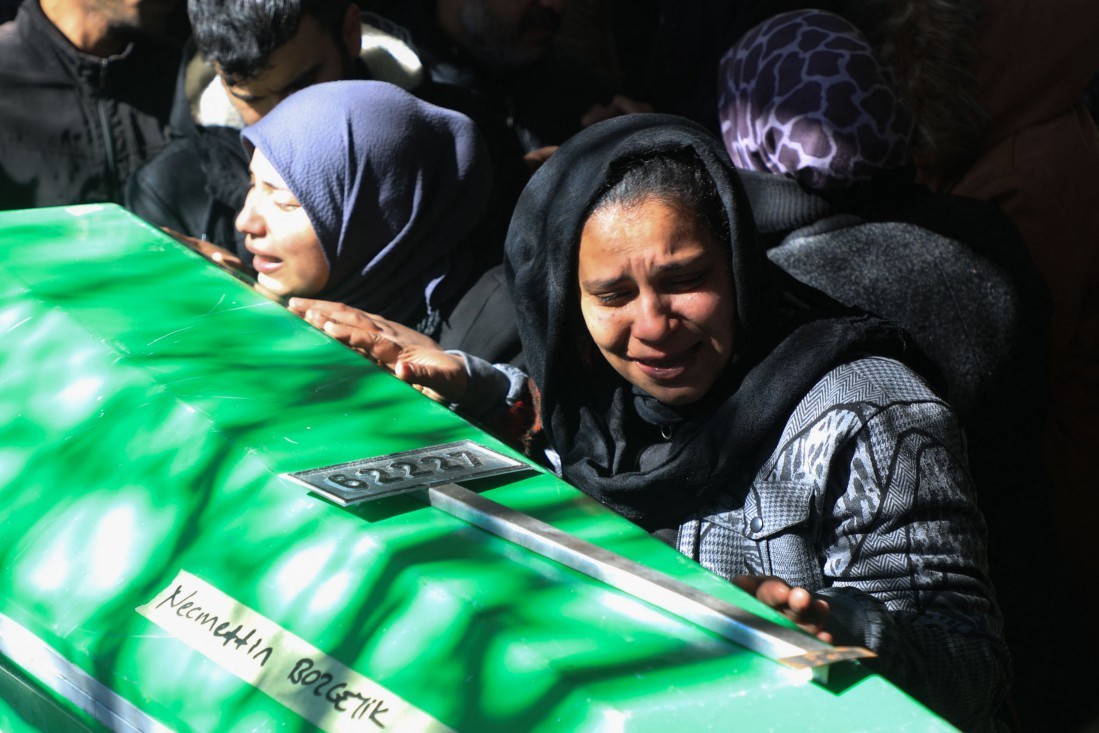 Parentes de vítimas de terremoto choram em funeral, em Gaziantep, na Turquia — Foto: Zein Al RIFAI / AFP