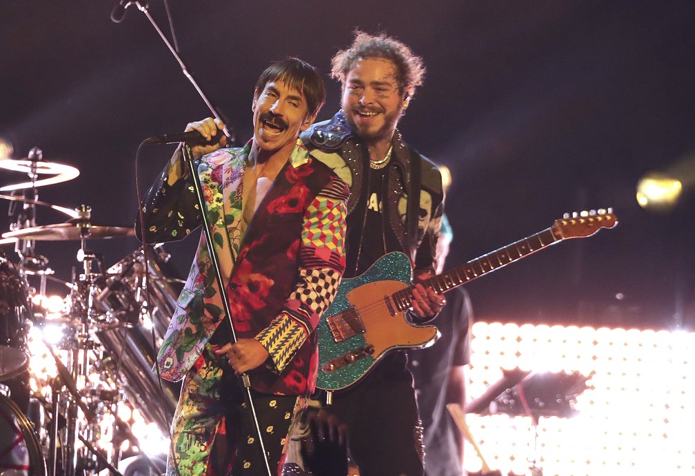 Anthony Kiedis (à esq.), da banda Red Hot Chili Peppers, e Post Malone se apresentam no Grammy 2019 — Foto: Matt Sayles/Invision/AP