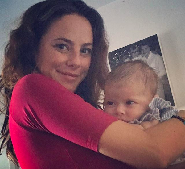 A atriz Kaya Scodelario com o filho no colo (Foto: Instagram)