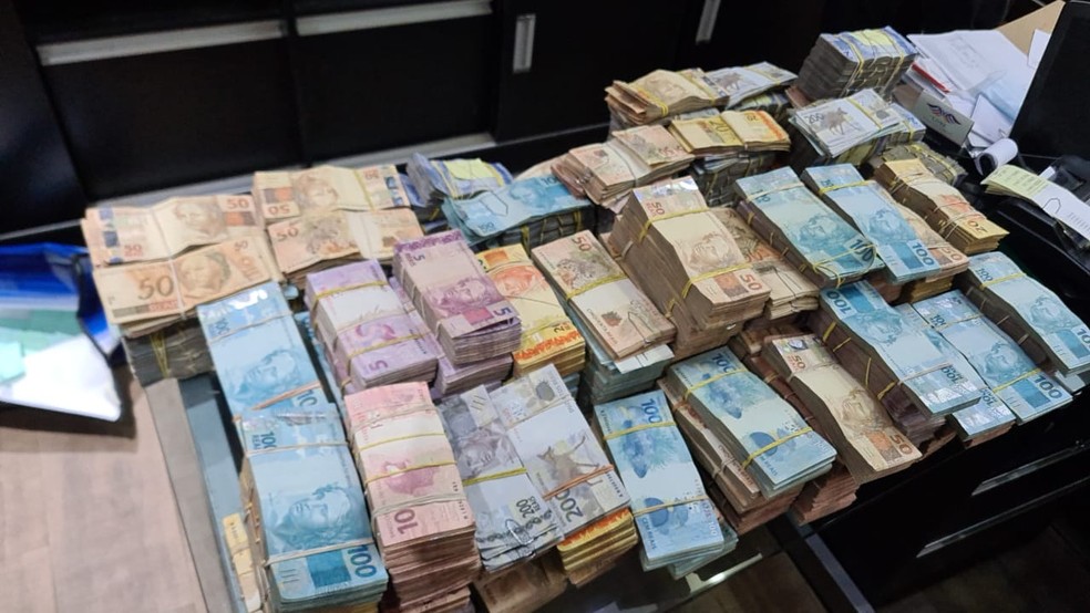 Mais de R$ 1 milhão em dinheiro foram apreendidos durante operação do Gaeco e da PM  — Foto: Divulgação/Gaeco