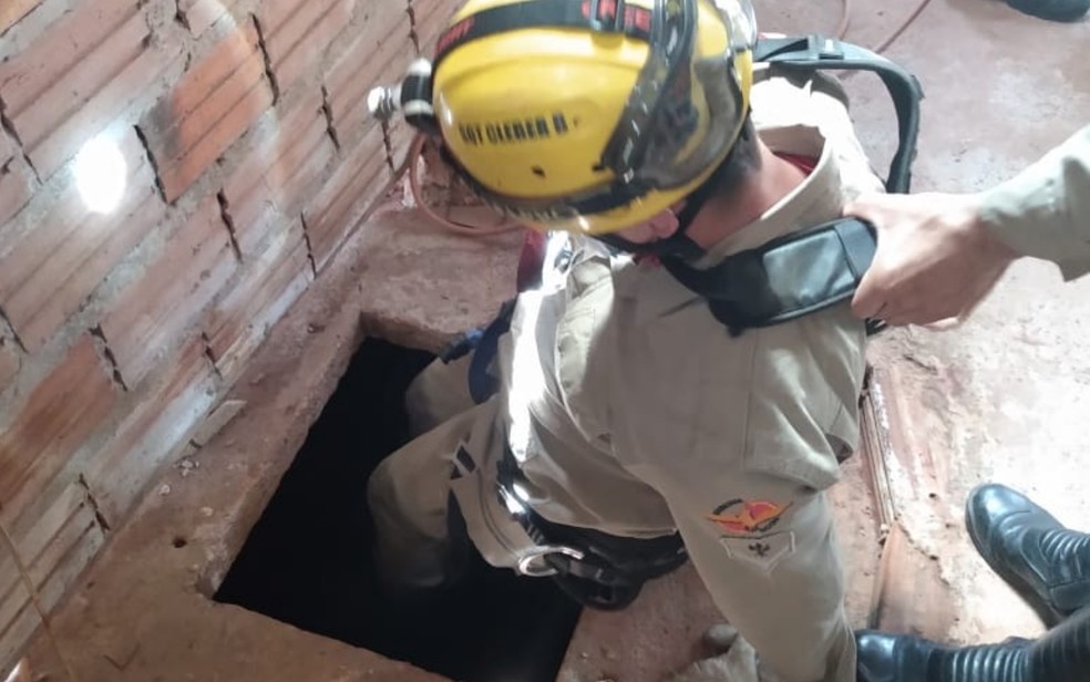 Pai pula em cisterna para salvar a filha e precisa ser resgatado pelos bombeiros, em Jataí
