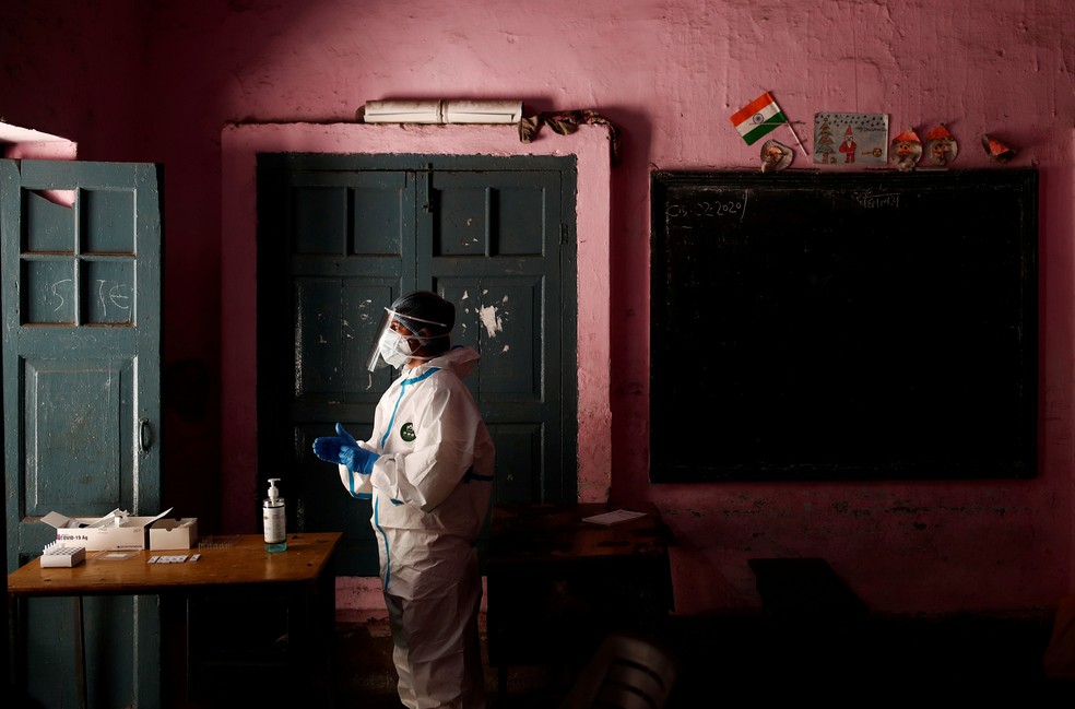 22 de junho - Profissional da saúde aguarda a próxima pessoa para ser examinada em escola transformada em um centro para realizar testes para coronavírus (COVID-19), em Nova Déli, na Índia  — Foto: Adnan Abidi/Reuters