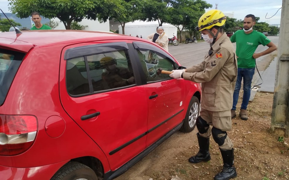Bombeiros precisaram quebrar vidro de carro para resgatar bebê que ficou preso dentro do veículo em Goianésia, Goiás — Foto: Divulgação/CBM