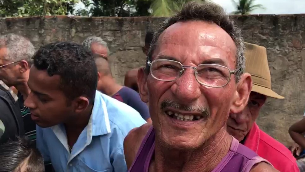 José Carlos, morador da região, diz que viu a serpente saindo de terreno baldio e a agarrou com ramo de carrapateira (Foto: Walter Paparazzo/G1)