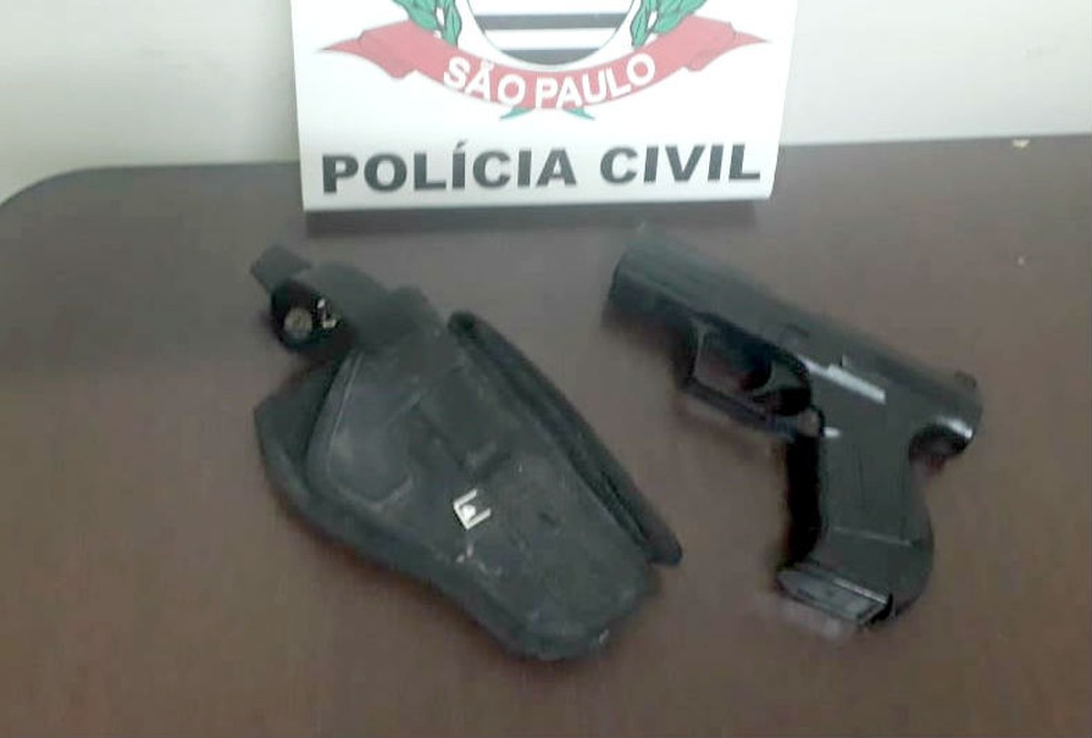 Arma falsa usada no crime foi apreendida com o suspeito durante cumprimento do mandado de prisão — Foto: Polícia Civil/Divulgação