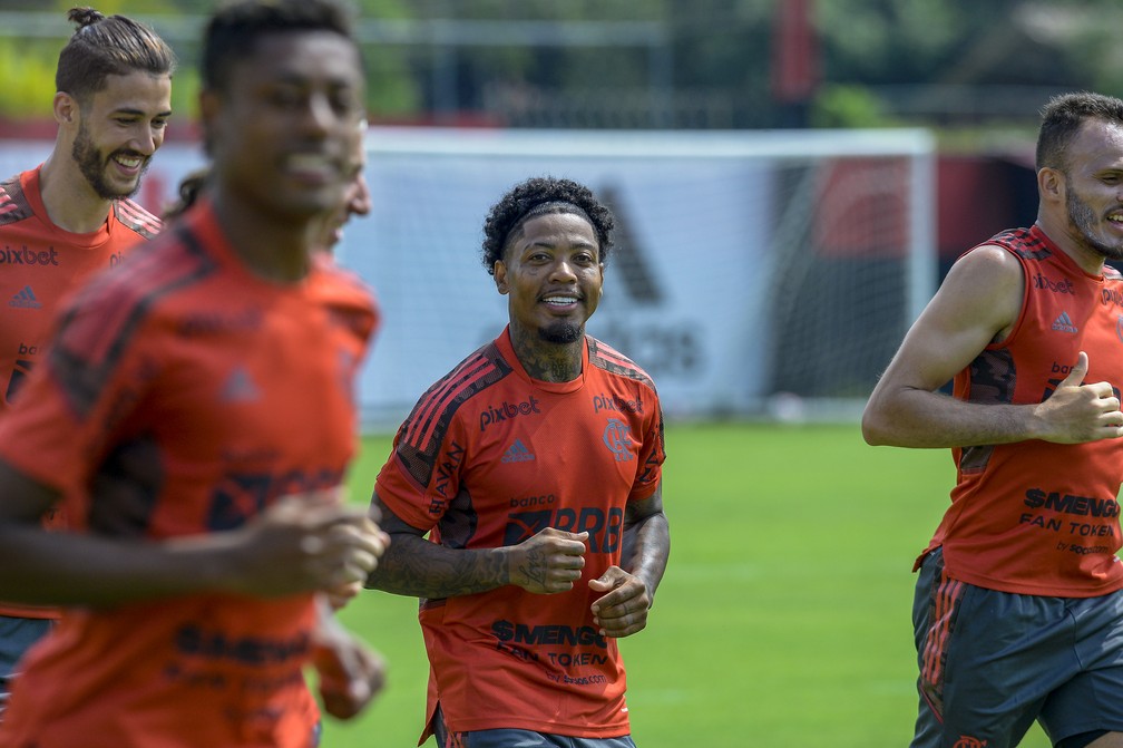 Marinho sorri durante corrida em seu primeiro treino pelo Flamengo — Foto: Marcelo Cortes/Flamengo