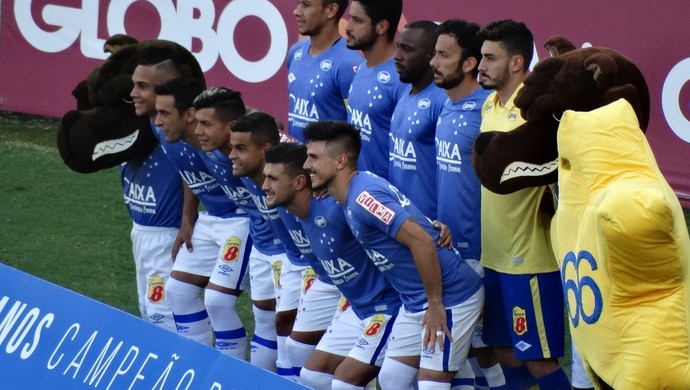 Cruzeiro empata no dia do lançamento de camisa nova, polêmicas e gringos decisivos