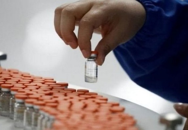Para OMS, programas de vacinação obrigatória com "finalidade de salvar vidas" devem ser conduzidos com "extremo cuidado" (Foto: Reuters via BBC News)