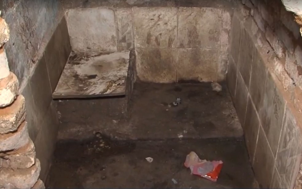 Área da casa utilizada como banheiro por idoso e os dois filhos dele, em Vitória da Conquista — Foto: Reprodução/TV Sudoeste