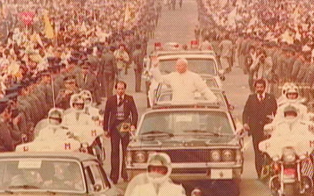 Papa João Paulo II acena para os fiéis durante sua passagem por Aparecida, em 1980. — Foto: Reprodução/TV Vanguarda
