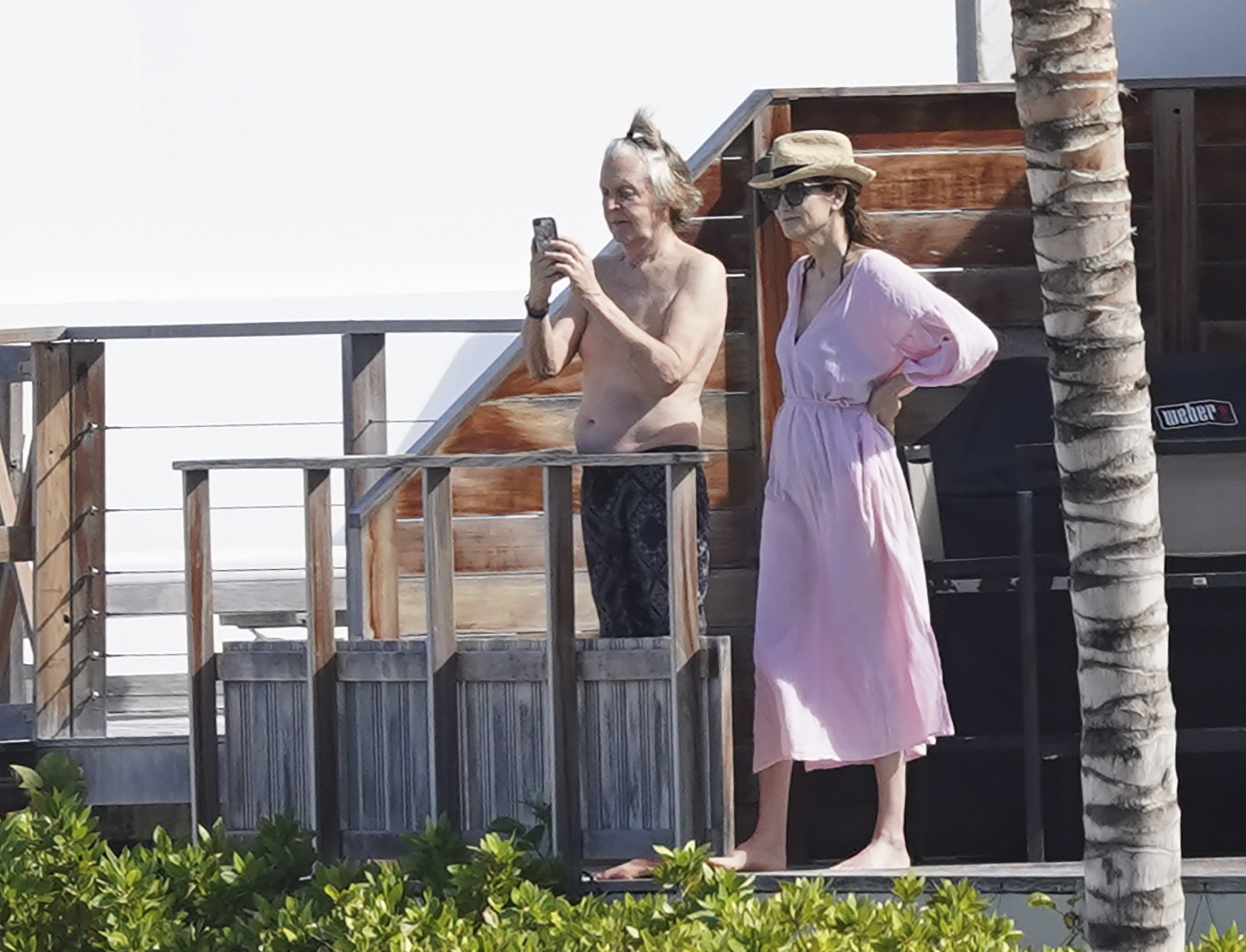 Paul McCartney surge com penteado divertido e sem camisa ao lado da mulher, Nancy Shevell (Foto: The Grosby Group)