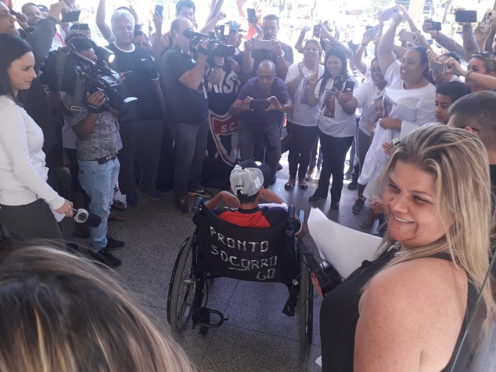 Gabriel deixa hospital em Betim e recebe homenagem de parentes e amigos â€” Foto: Prefeitura de Betim/DivulgaÃ§Ã£o