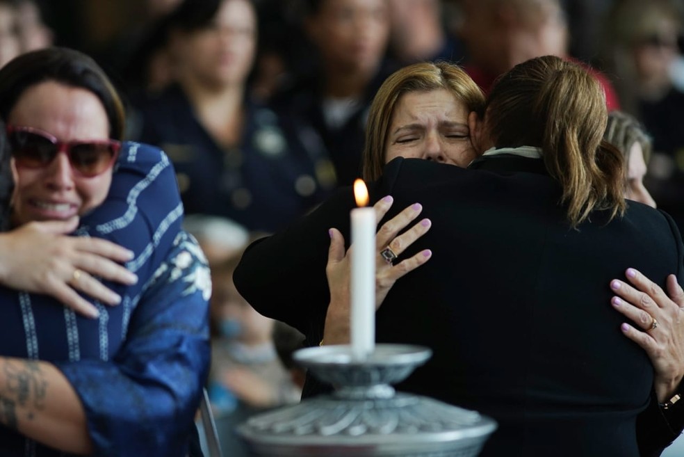 Viúva de Gugu, Rose Di Matteo, é consolada no velório do companheiro na Alesp. — Foto: Marcelo Brandt/G1