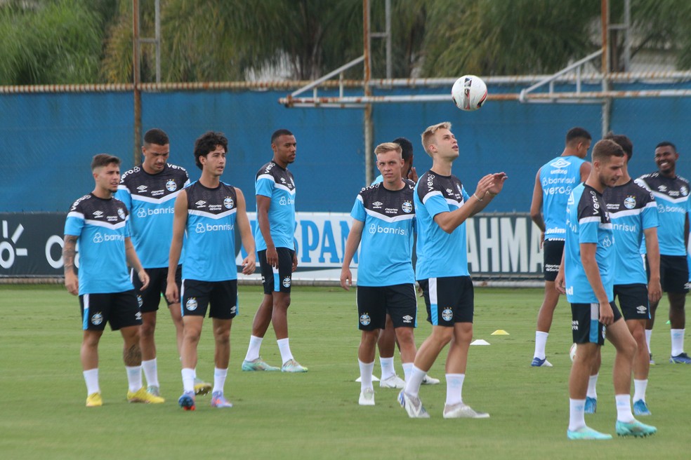 Jovens do Grêmio irão para Erechim no confronto diante do Ypiranga — Foto: Gabriel Girardon