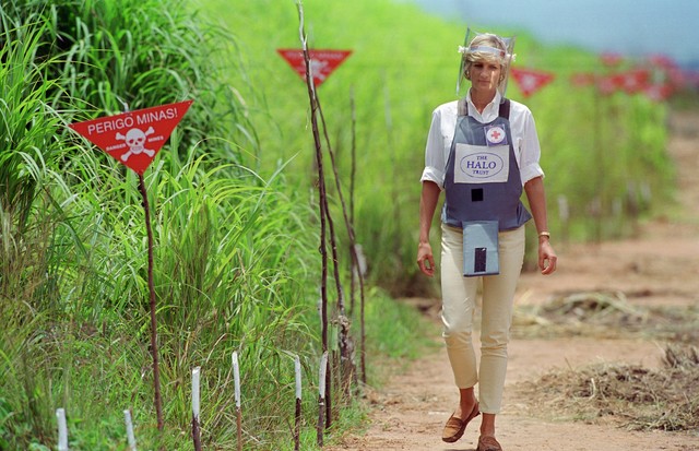 ANGOLA - JANUARY 05:  Diana, Princess of Wales wearing protective body armour and a visor visits a landmine minefield being cleared by the charity Halo in Huambo, Angola  (Photo by Tim Graham Photo Library via Getty Images) (Foto: Tim Graham Photo Library via Get)