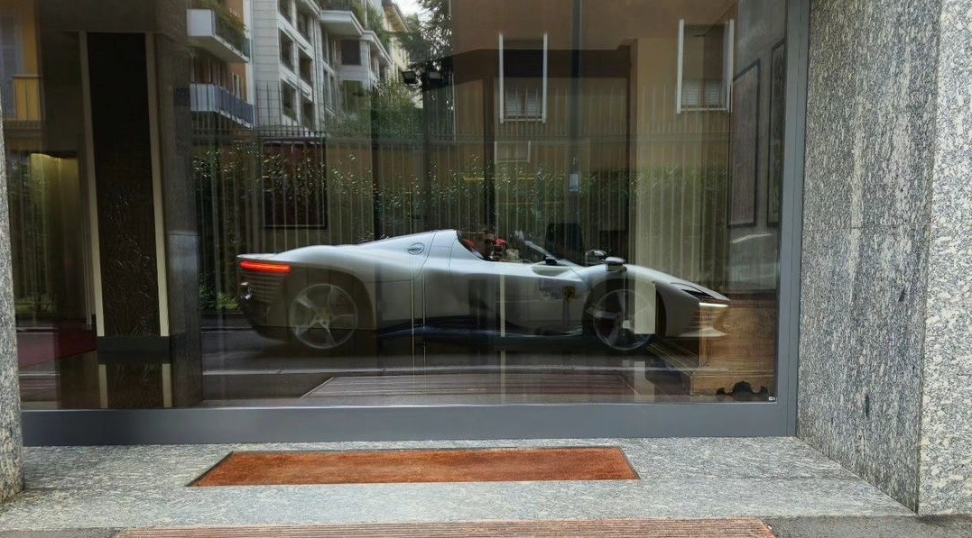 Ibrahimovic aparece com Ferrari de 840 cv e R$ 10 milhões: "Meu reflexo"