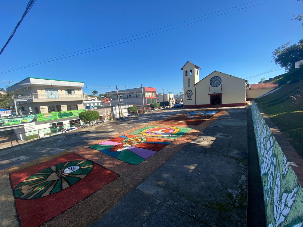 Em Cruzeiro do Sul, tapetes foram feitos com serragem — Foto: Bruno Vinicius/Rede Amazônica