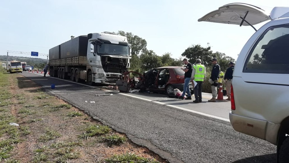 VeÃ­culo de passeio colidiu com uma carreta e todos os ocupantes do carro, uma famÃ­lia do CearÃ¡, morreram.  â€” Foto: Foto: DivulgaÃ§Ã£o