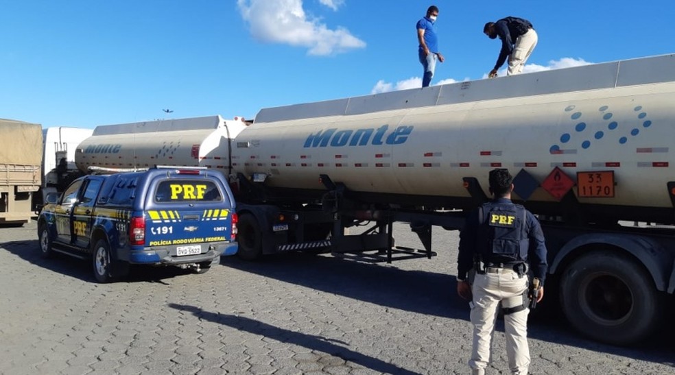 Carreta com 44 mil litros de combustível é apreendida com nota fiscal fraudada na BR-242 — Foto: Divulgação/PRF-BA