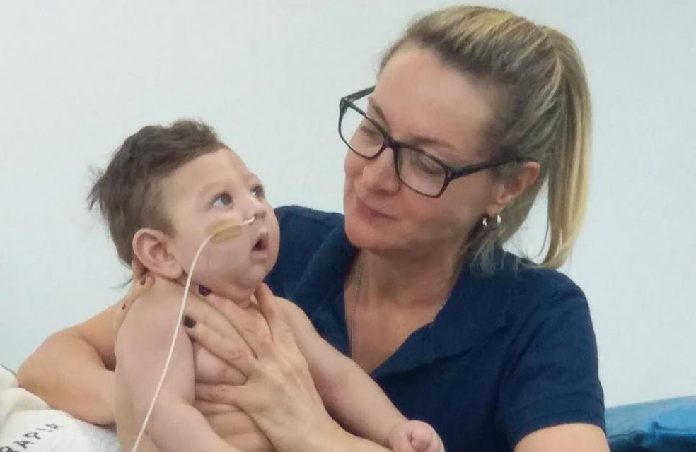 Octavio durante atendimento de fisioterapia respiratória com Maurice, em Foz do Iguaçu — Foto: Arquivo pessoal