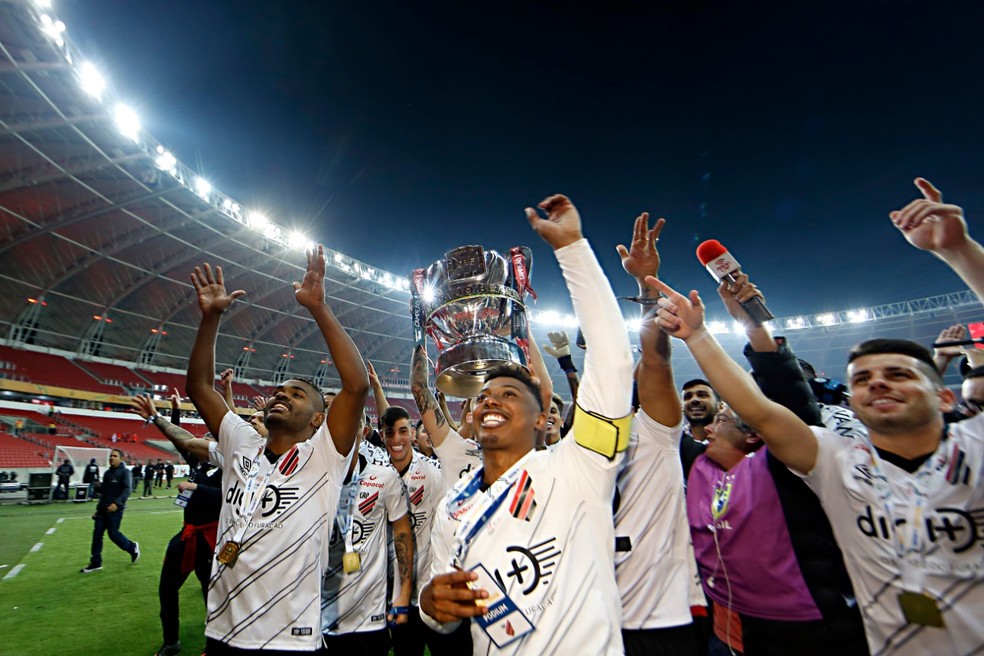 Athletico levanta a Copa do Brasil em pleno Beira-Rio — Foto: Albari Rosa/Gazeta do Povo