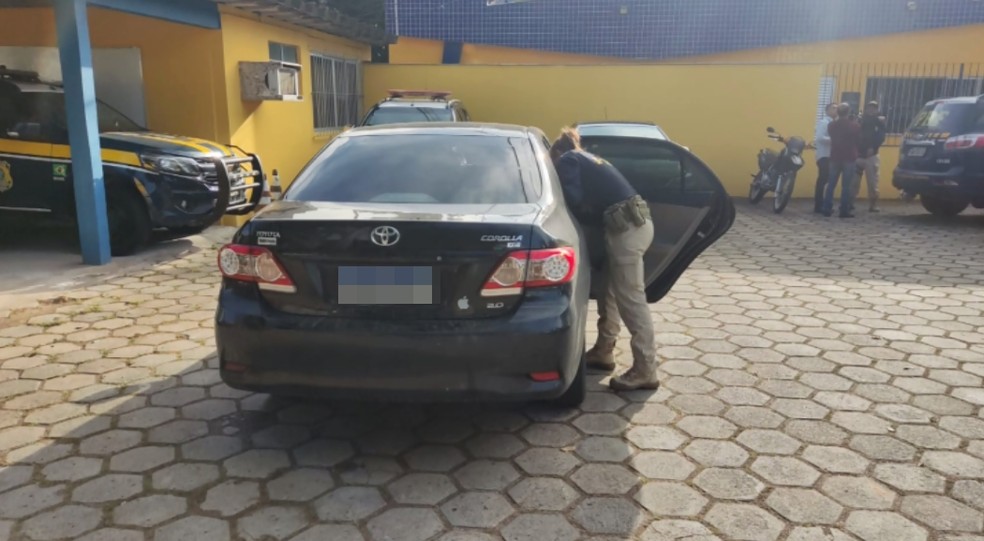 Carro em que estavam os suspeitos de participação na morte de homem durante culto em São Sebastião do Paraíso (MG) — Foto: Líder TV