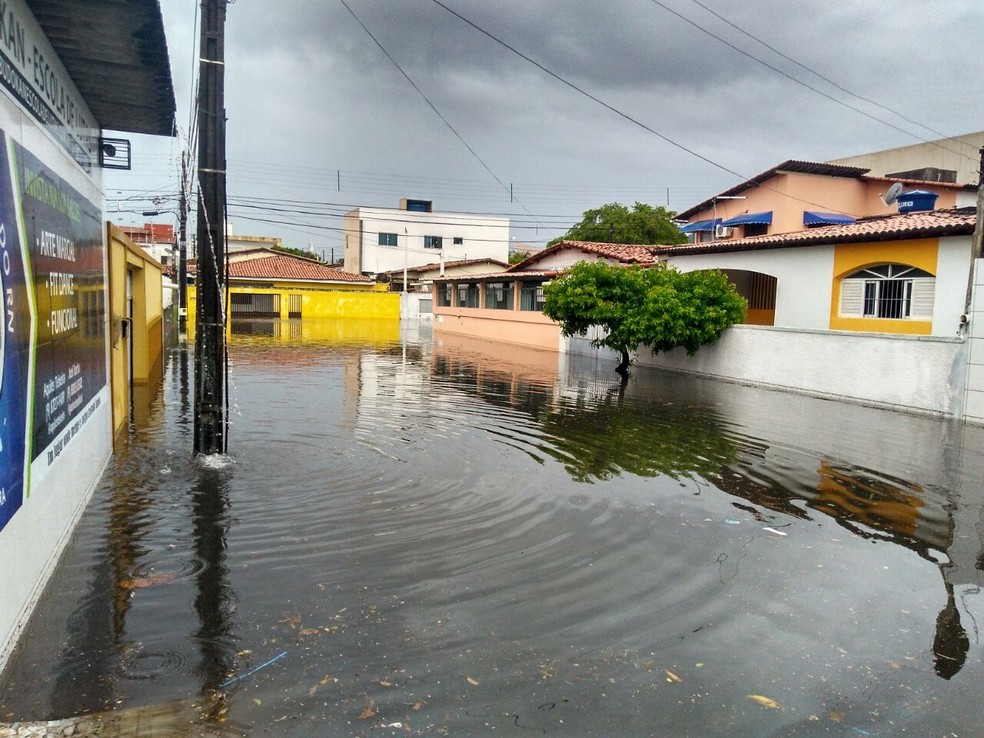 Várias ruas de Natal ficaram algadas com as chuvas. Na foto a Rua Carnaúba dos Dantas, no bairro Lagoa Nova (Foto: Marksuel Figueredo/Inter TV Cabugi)