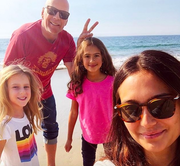 Bruce Willis em foto com a atual esposa e suas filhas caçulas (Foto: Instagram)