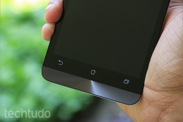 Zenfone 5 tem detalhe de metal muito bonito (Foto: Lucas Mendes/TechTudo)