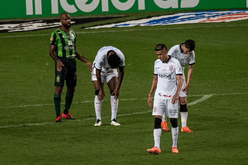 Jogadores do Corinthians lamentam eliminação para o América-MG — Foto: GLEDSTON TAVARES/FRAMEPHOTO/ESTADÃO CONTEÚDO