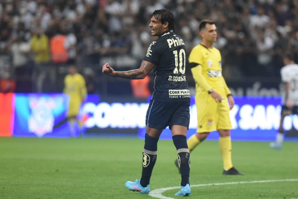 Ricardo Goulart no clássico contra o Corinthians — Foto: Ivan Storti / Santos FC