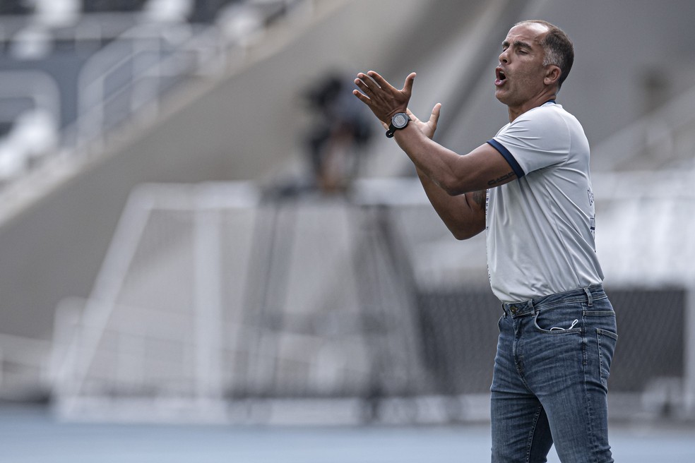 Felipe é o técnico do Bangu, adversário do Vasco nesta quinta — Foto: Jorge Rodrigues/AGIF