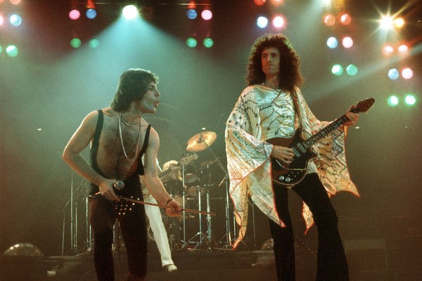 Os músicos Freddie Mercury (1946-1991) e Brian May em show do Queen nos anos 1970 (Foto: Getty Images)