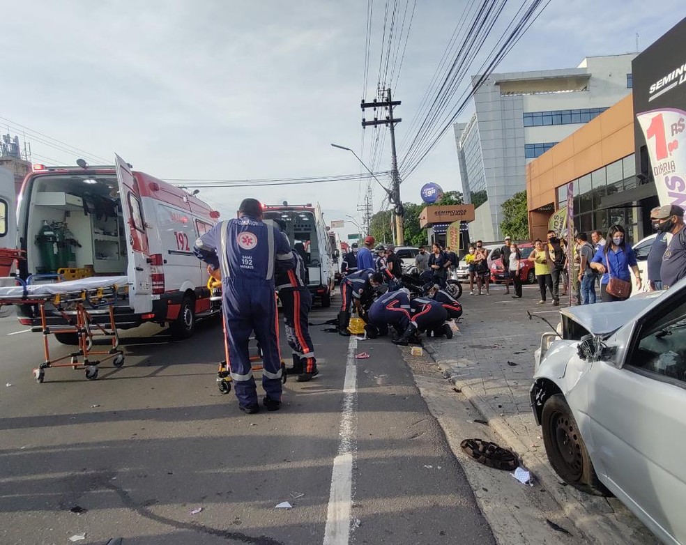 Um grave acidente de trânsito deixou pessoas feridas na manhã desta quinta-feira (13) — Foto: Eliana Nascimento/G1 AM