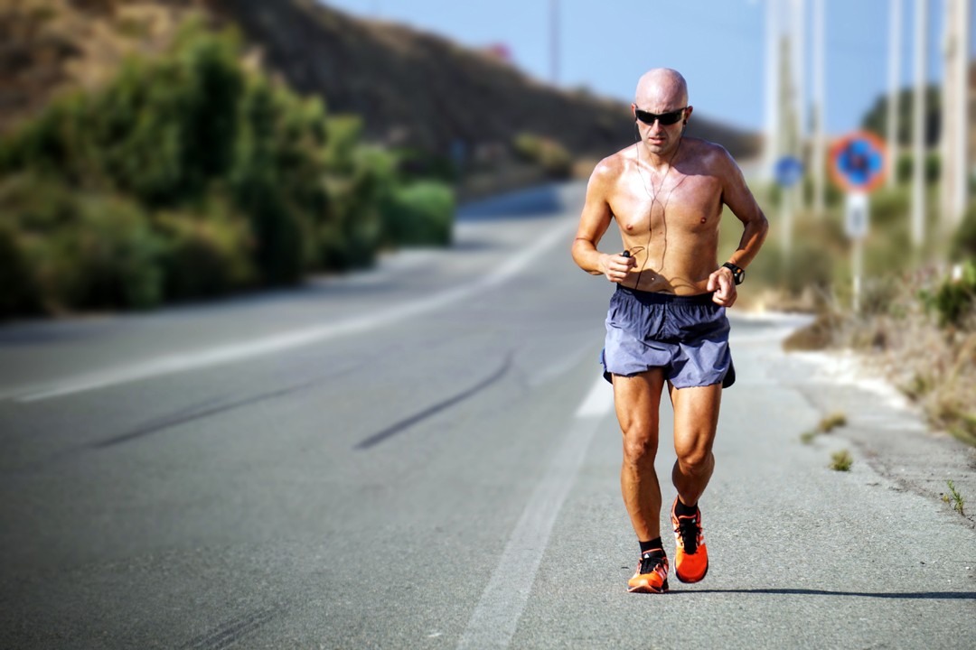 Chega uma época da vida que a massa muscular cai e a facilidade para ganhar gordura aumenta. Apesar disso, é possível começar a correr depois dos 50 (Foto: Unsplash / Maarten van den Heuvel)
