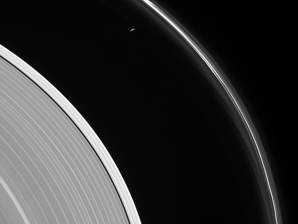 Vista da lua de Saturno Prometheus de dentro de um anel do planeta (Foto: RNASA/JPL-Caltech/Space Science Institute)